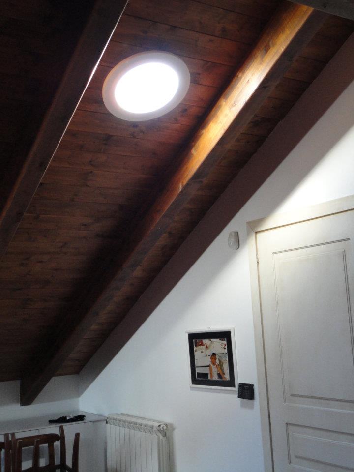 Das Intura SunTube leitet natürliches Tageslicht durch ein Steildach in dunkle Bereiche des Hauses