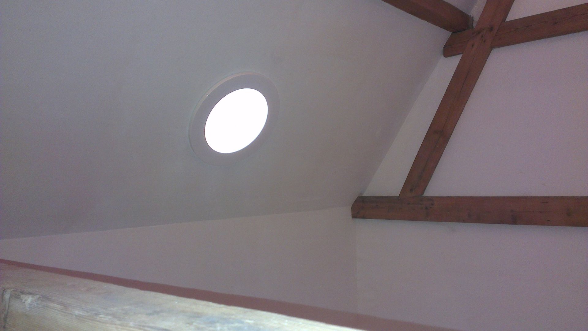 Das Intura SunTube leitet natürliches Tageslicht durch ein Steildach in dunkle Bereiche des Hauses