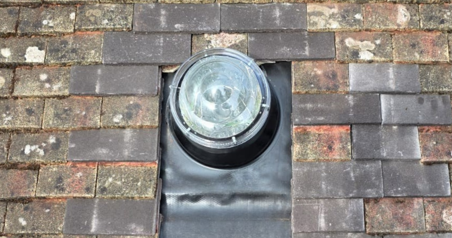 Sun tunnel pitched roof flat tiles Das Intura SunTube leitet natürliches Tageslicht durch ein Steildach in dunkle Bereiche des Hauses