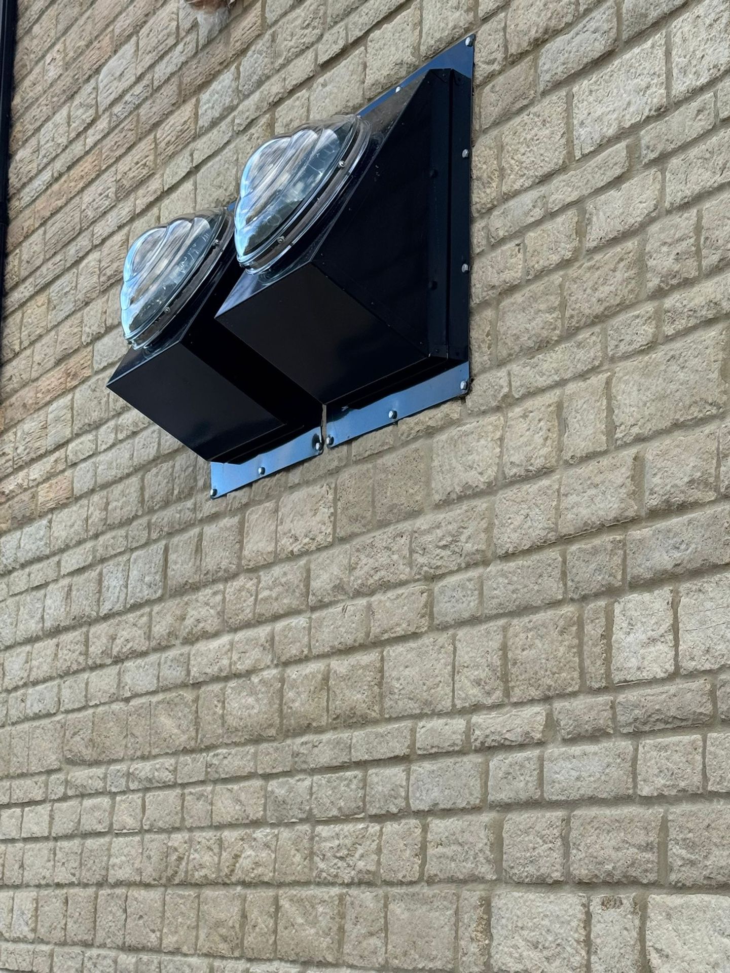 Das SunTube-Seitenwandsystem leitet Tageslicht horizontal durch die Außenwand in innenliegende Räume.